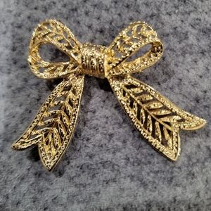 Elegant Gold Bow Brooch